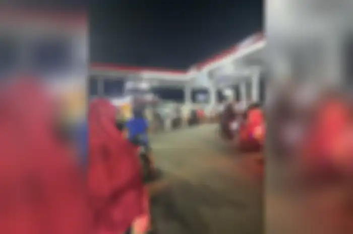 Beberapa pemotor antre disebut gara-gara Pertalite kosong di beberapa SPBU, Pertamina angkat bicara.