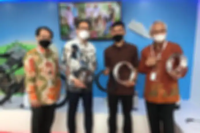 Presiden Komisaris PT Astra International Tbk Prijono Sugiarto mengujungi booth pelek Vespa buatan UMKM Jogja