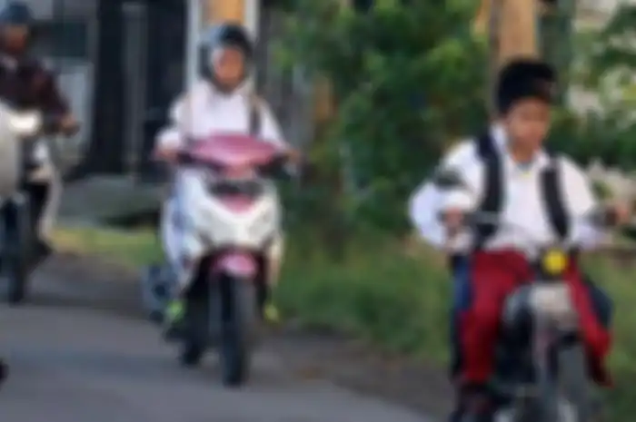 Ilustrasi pelajar bawa motor ke sekolah