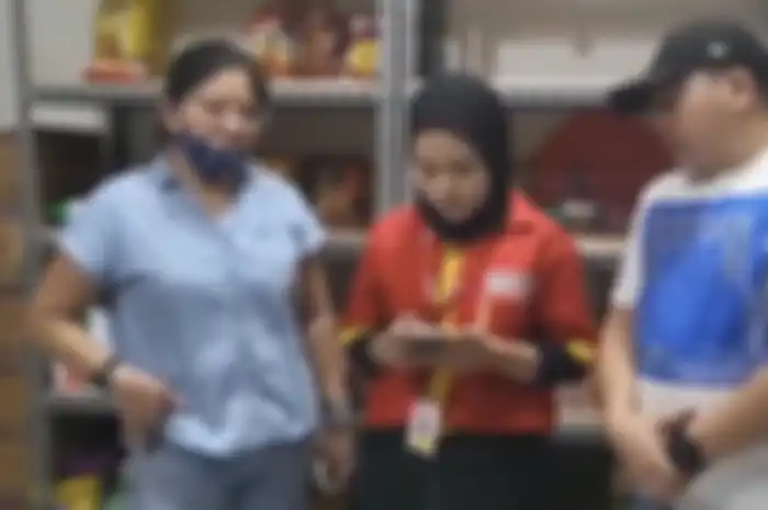 Wanita ancam karyawan Alfamart mengaku tanpa sadar ambil coklat karena alami kondisi begini. Toko ponselnya terlanjur diserbu bintang 1.