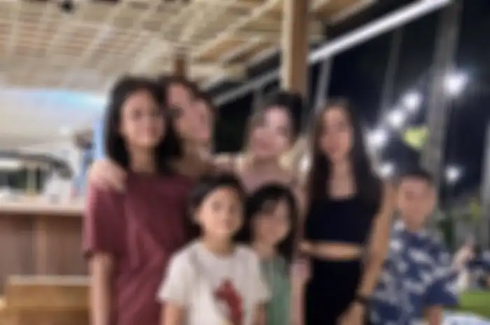 Gisel sengaja mengajak Gempi menikmati wisata glamping di Anyer. Selagi jalani glamping, Gisel pamer foto gaun serba terbuka.