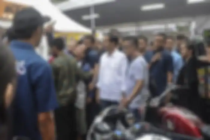 Momen Presiden Jokowi saat datangi Otobursa Tumplek Blek, kasih komentar bagus.