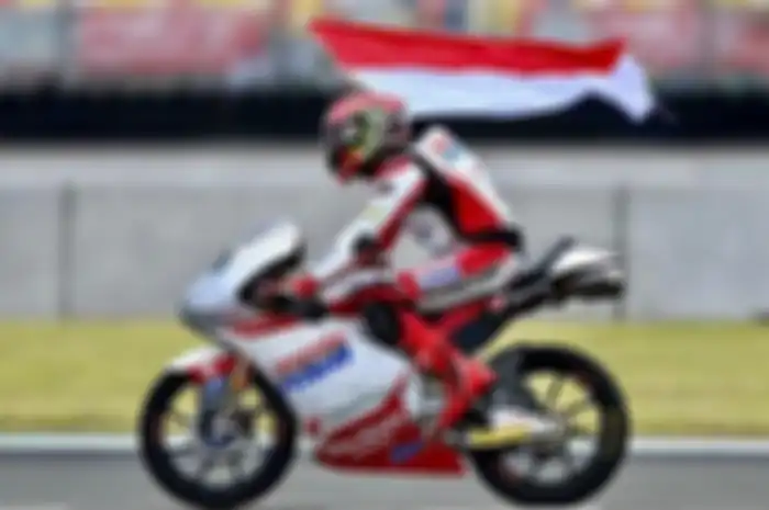 Wow, pembalap Indonesia Mario Aji kasih ucapan HUT RI Ke-77, unggah foto bawa bendera Indonesia.