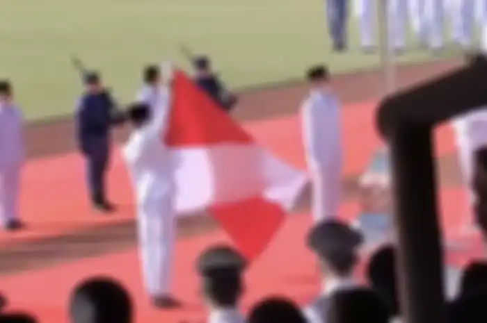 Ini sosok anggota Paskibra Solo yang berani ambil keputusan drastis saat besi cantolan bendera Merah Putih patah. Foto aksinya viral.