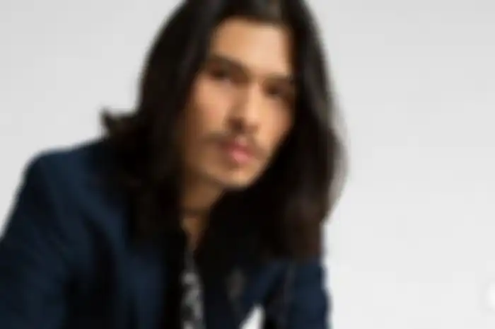 Virzha bawain kembali lagu 'Kupu-Kupu Malam' dengan video klip bernuansa gelap