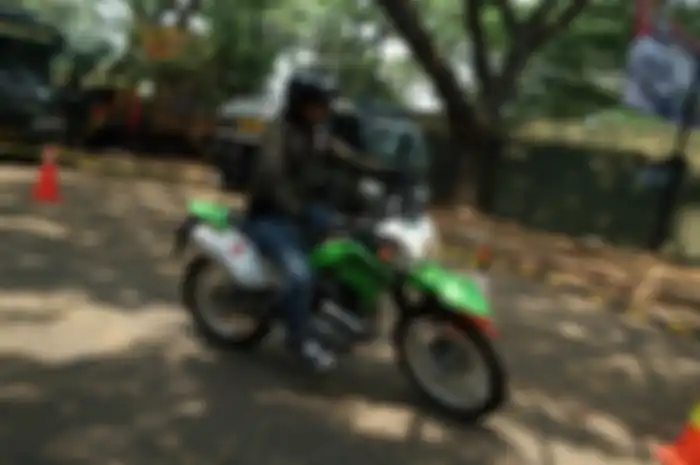 Ilustrasi test ride motor Kawasaki di Otobursa Tumplek Blek.