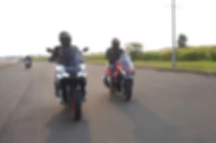 Video adu drag race Aprilia SR GT 200 (kiri) vs Honda ADV 160 (kanan).