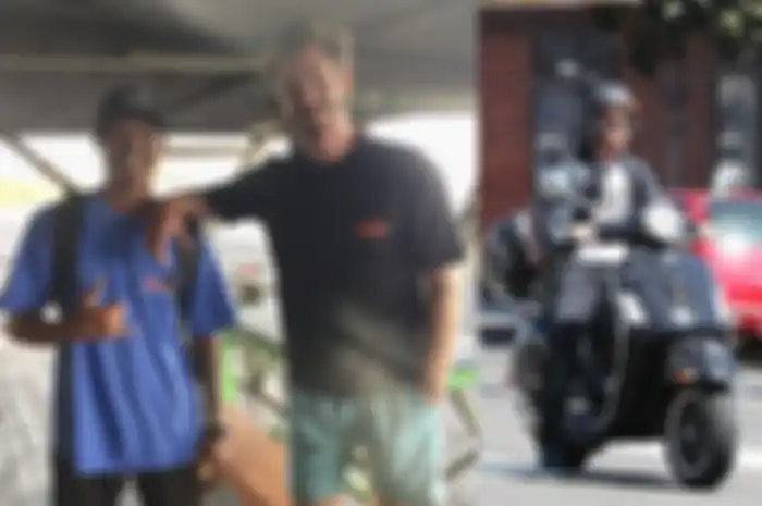 Andrew Garfield liburan ke Bali (kiri), foto Andrew Garfield naik motor Vespa GTS (kanan).