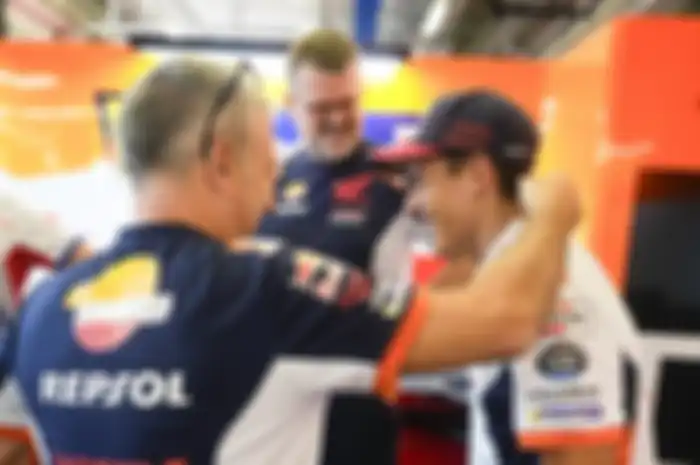 Marc Marquez (kanan) di paddock Repsol Honda, jelang MotoGP Austria 2022 di Sirkuit Red Bull Ring