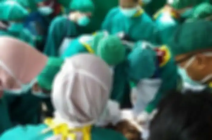 Tim Dokter Forensik RSUP dr Sardjito Yogyakarta sedang memeriksa jasad bayi yang sebelumnya diduga dibuang oleh ibunya. Akademisi UGM sebut Dokter Forensik di Indonesia jumlahnya kurang dari 300 orang.