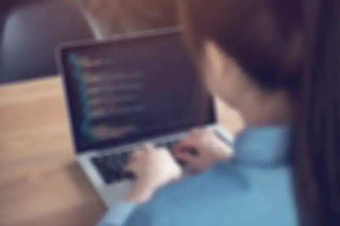 Ilustrasi programmer perempuan