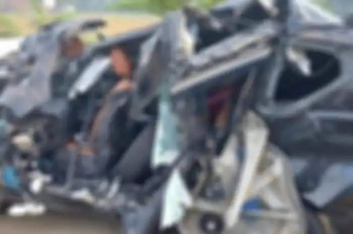 Begini penyebab kecelakaan tragis ayah Wagub Jatim Emil Dardak yang bikin merinding warga Jatim. Foto kondisi mobilnya bikin nyesek.