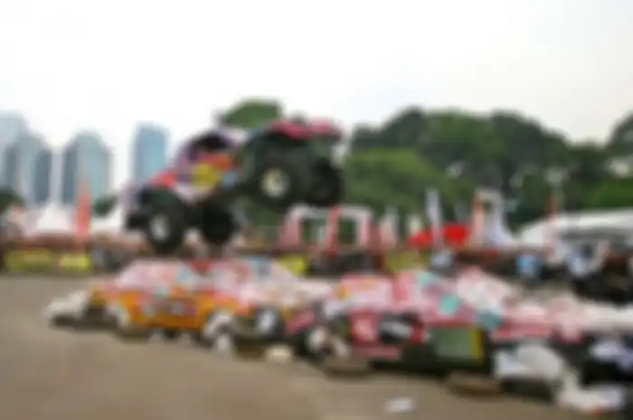 Atraksi mendebarkan Gajah Monster, mobil terbang dan gilas deretan mobil di Otobursa Tumplek Blek 2022.