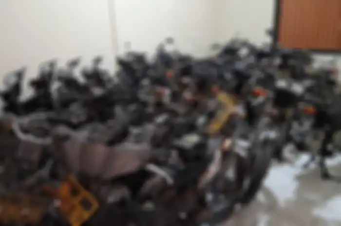 Puluhan motor seperti harta karun bekas kendaraan dinas polisi, dilelang borongan.