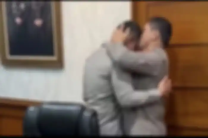 Pengacara Deolipa Yumara setuju ucapan Kabareskrim Komjen Agus soal penyebab kematian Brigadir J. Dia mau tiru pelukan Kapolda Metro.