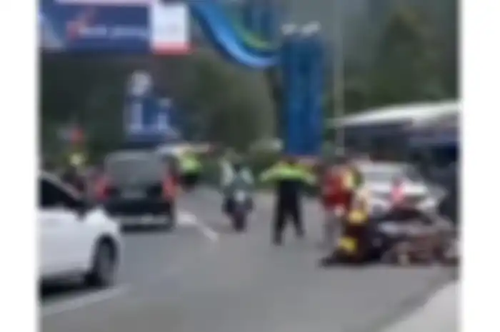 Tangkapan layar pemotor naik motor trail ditarik hingga jatuh saat ada razia