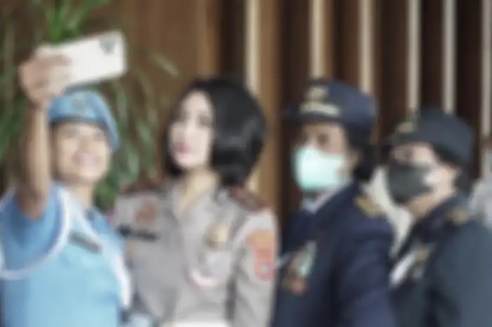 Begini nasib AKP Rota Yuliana setelah Kapolda Metro Jaya bongkar jabatan puluhan anak buahnya. Foto sang polwan cantik dikulik.