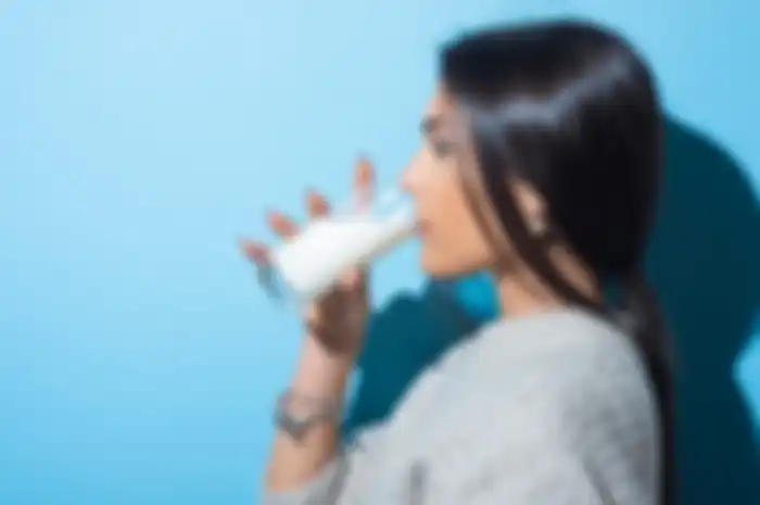 Ilustrasi minum susu 