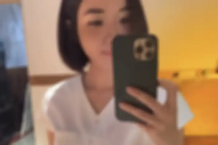 Gisel tampak resah dengan poni rambutnya. Sejurus kemudia, ibunda Gempi tampil dengan model rambut baru. Foto gayanya disorot.