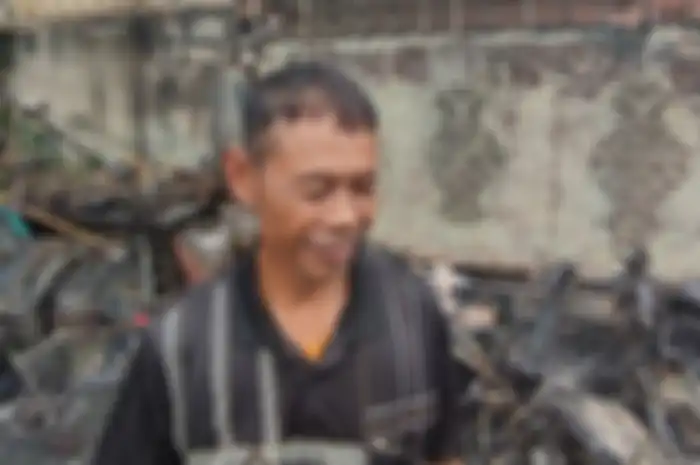 Turisman (60) korban kebakaran di Simprug, Jakarta Selatan, rumah dan motor hangus terbakar pada Minggu (21/8/2022).