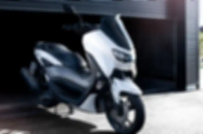 Pengendara Yamaha NMAX warna putih sedang diburu polisi gara-gara pecundangi Harley-Davidson