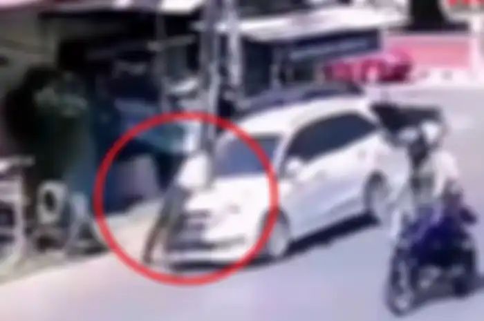 Pemotor kejar Honda Mobilio yang seret Polisi usai kabur dari razia di Trans Sulawesi.