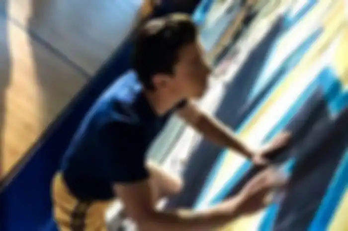Peter Parker (Tom Holland) merayap di dinding dalam cuplikan teaser Spider-Man: No Way Home Extended 