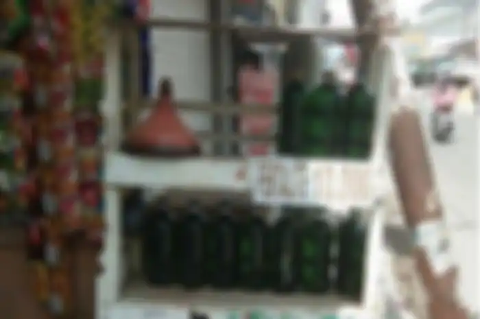 Ilustrasi bensin eceran. Harga Pertalite naik bikin penjual bensin eceran jual Pertalite Rp 12.000 per liter dan Pertamax Rp 16.000 per liter.