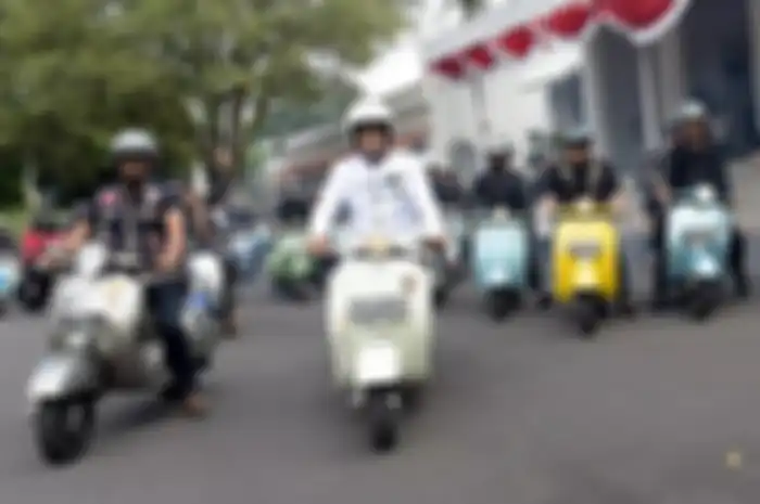 VAC Bandung Raya ajak Gubernur Jawa Barat Ridwan Kamil keliling Bandung naik Vespa klasik dalam perayaan HUT Jawa Barat ke-77, Minggu (21/8/2022).