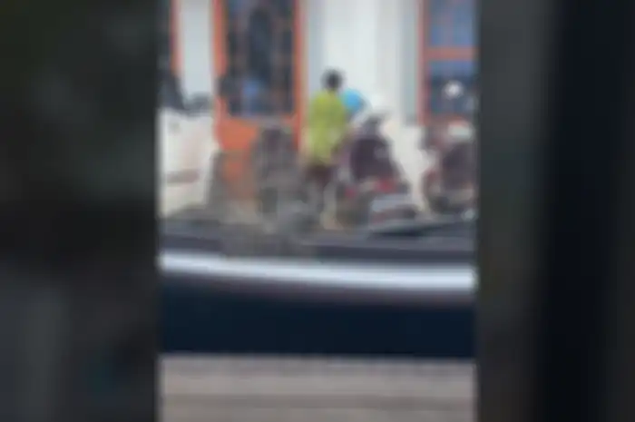 Tangkapan Layar video bocah pengutil beraksi saat sholat jumat
