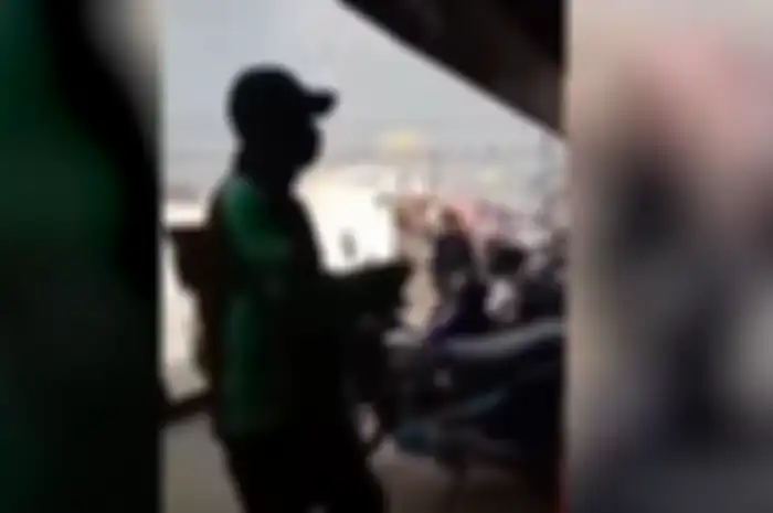 Video driver ojol dipalak opang Rp 50 ribu setiap ambil penumpang di stasiun Pondok Ranji.