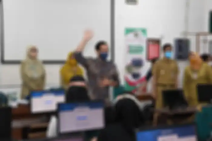 Mendikbudristek Nadiem Makarim memantau pelaksanaan tes ASN PPPK yang diikuti guru honorer di sekolah negeri di Solo, Senin (13/9/2021).