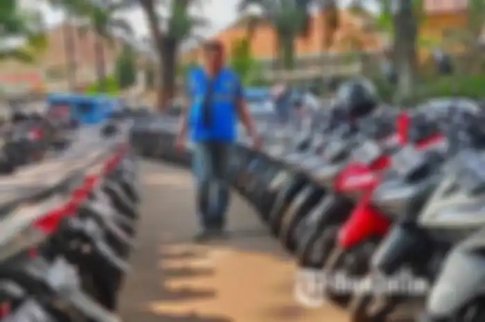 Viral tukang parkir di Malang menyusun motor sesuai dengan merek, jadi mirip showroom.