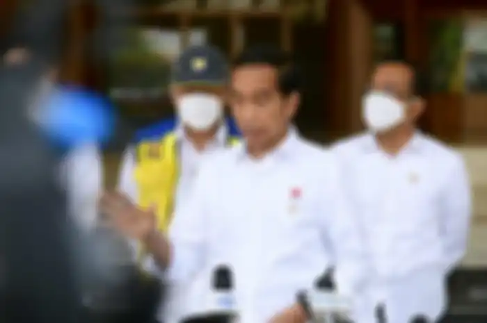 Begini sikap Presiden Jokowi usai mobil dinasnya hampir ditabrak pemotor di Makassar.