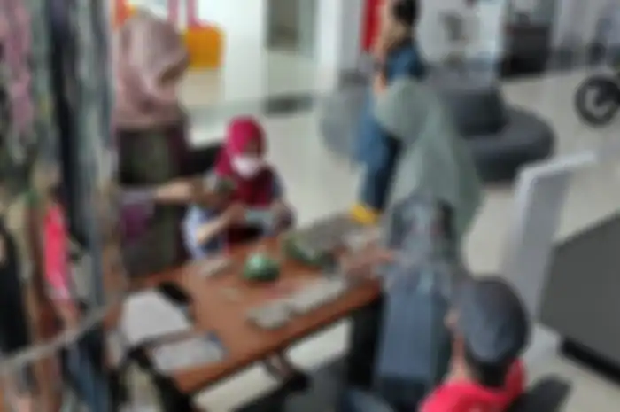 Momen penghitungan uang koin untuk beli Yamaha Vega Force yang dilakukan seorang buruh serabutan.