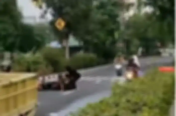 Akhirnya polisi tidur di jalan Danau Sunter, Sunter Agung, dibongkar setelah bikin banyak pemotor jatuh.