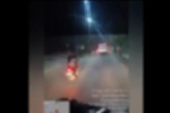 Gengster berkeliaran dengan membawa Sajam di Jalan Cipendawa Baru Bojong Menteng Rawalumbu Bekasi, Selasa, 23/08/22.