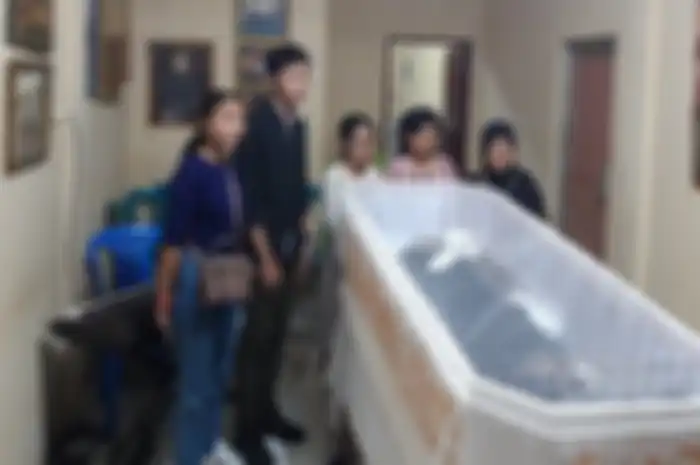 Anak pelawak senior Eddy Gombloh bilang sang ayah punya wasiat begini. Foto keluarganya jarang muncul di media sosial.
