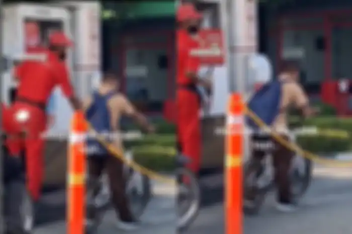 Anak berkebutuhan khusus isi bensin naik sepeda, petugas SPBU banjir pujian netizen.
