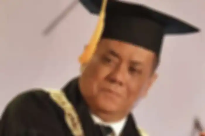 Rektor UI Ari Kuncoro yang hartanya tembus Rp 62 miliar sampai bikin Jokowi turun tangan karena heboh masalah ini. Foto sosoknya disorot.