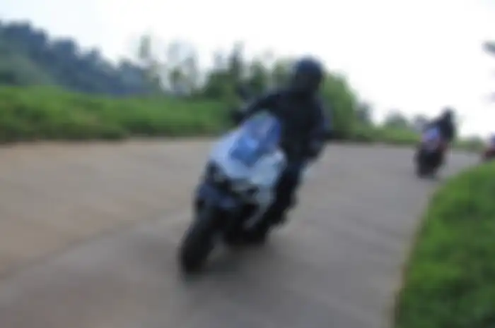 Ilustrasi Honda ADV 160 diajak touring. Andai harga Pertalite naik hitung pengeluaran bensin Honda ADV 160 sebulan.