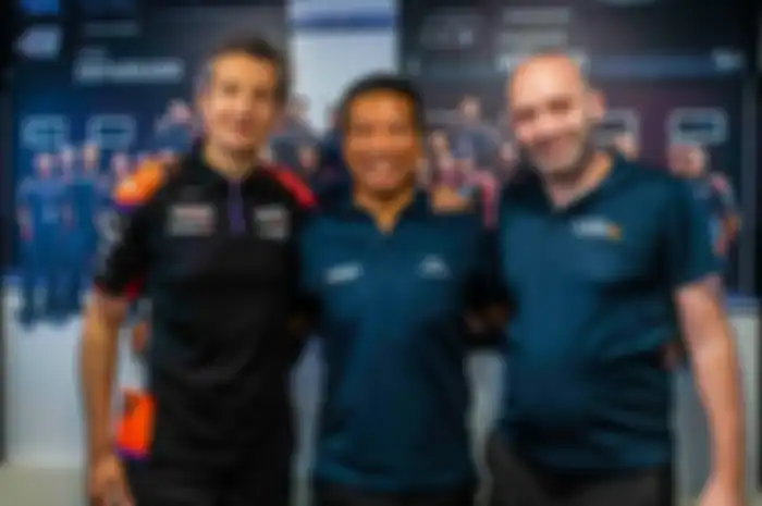 Jadwal MotoGP Misano 2022. tim RNF Aprilia akan umumkan pembalap untuk MotoGP 2023, bos RNF Razlan Razali (tengah) enggak sabar.