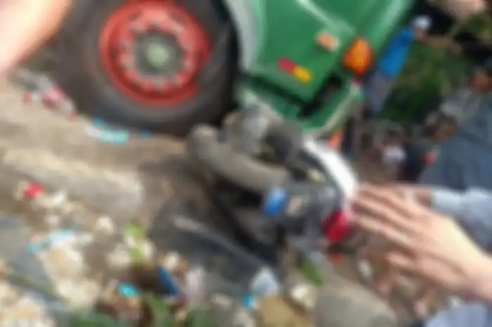 Begini penyebab kecelakaan maut truk trailer di Bekasi yang bikin warga merinding melihat kondisi korban. Foto sopirnya sampai diburu.