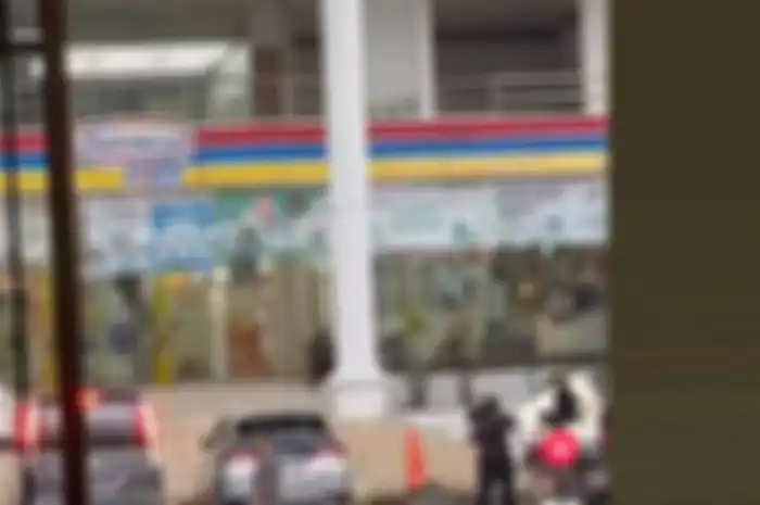 Juru parkir Indomaret Kemang Raya bikin geger, tagih Rp 15 ribu untuk sekali parkir.
