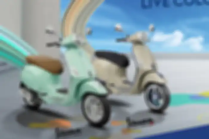 Harga Vespa 2022, Vespa Primavera (kiri) dan Vespa Primavera S (kanan) intip fitur unggulannya.