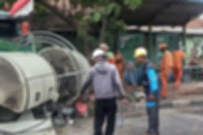 Breaking News, truk kontainer tabrak tiang depan SD di Jalan Sultan Agung Kota Bekasi, puluhan motor hancur terlindas.