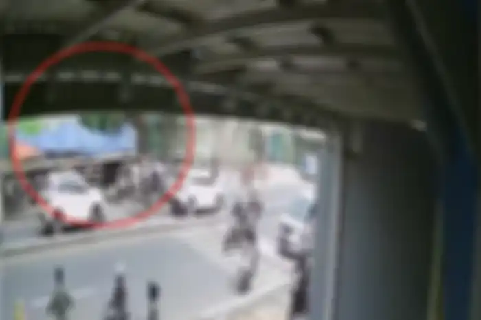 Penyebab kecelakaan maut truk trailer di Bekasi ternyata karena masalah sepele ini. Bukan gegara sopir ngantuk. Foto sopirnya dicari. 