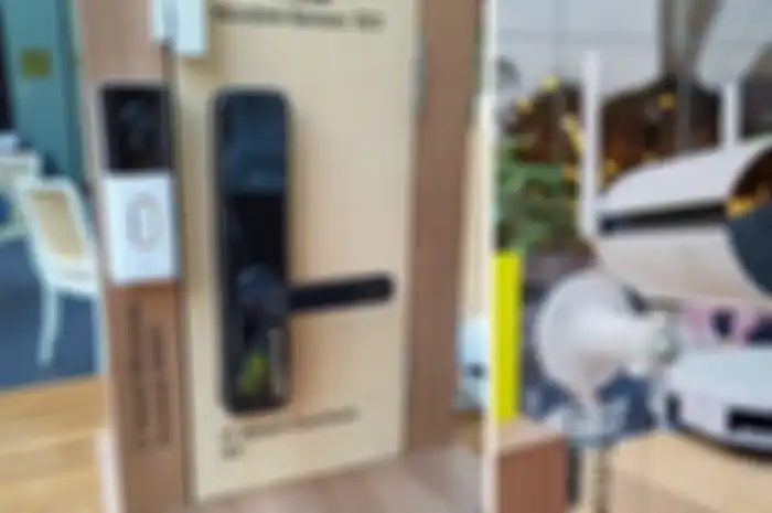 Door Window Sensor S02, Wireless Doorbell WD01, Doorlock X3 (kiri) & Smart Outdoor Camera W01 (kanan)