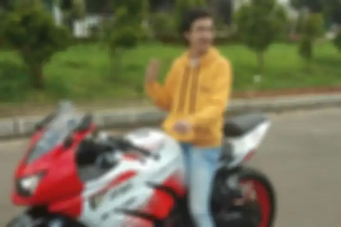 Potret pemeran TukTuk The Driver, Ari Irham geber Kawasaki Ninja 250 Karburator