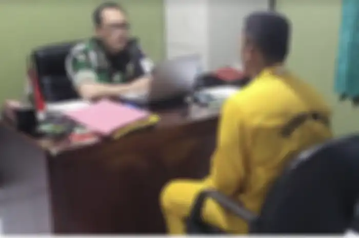 Perwira TNI AD terseret kasus mutilasi simpatisan KKB Papua gegara nikmati uang rampasan korban. Foto pelaku sempat disebarkan.
